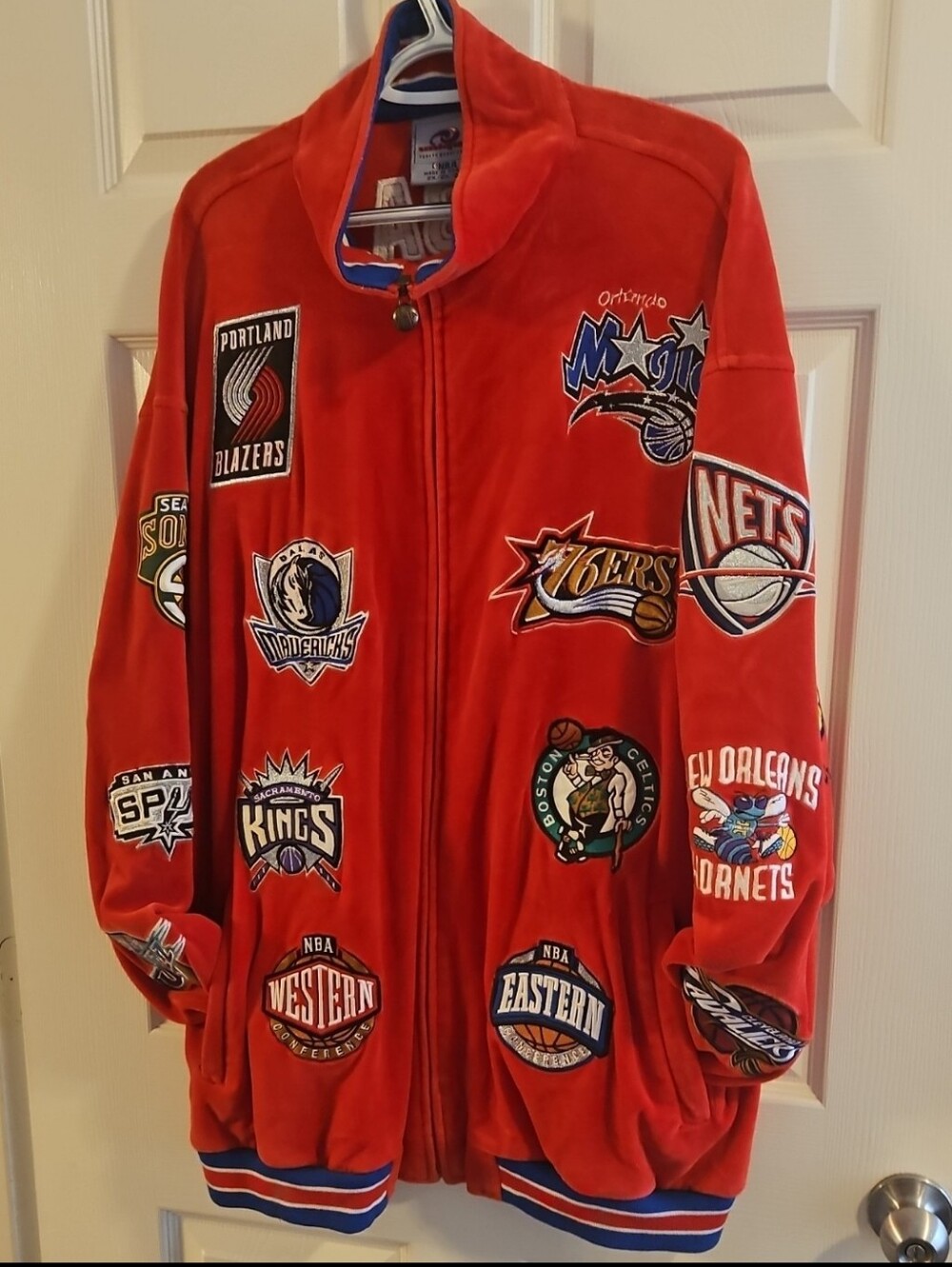 VINTAGE UNIQUE SPORTS GENERATION MEN NBA 2X2X2T ZIP UP PATCH SWEATER USED